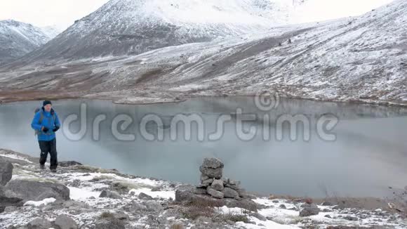 一个人独自在一个山公园里旅行背着背包视频的预览图