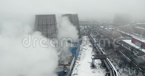 空中景观工厂操作冷却塔蒸汽出来视频的预览图