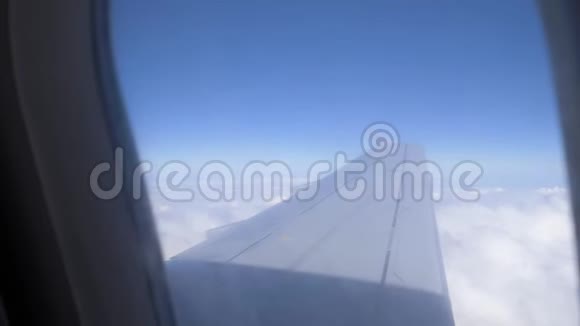积云飞行飞云之上奇幻全景4K空中观景在云层之上飞行飞机转弯了视频的预览图