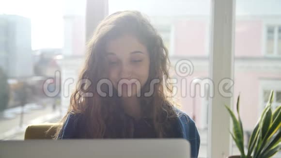 女孩浏览笔记本电脑视频的预览图