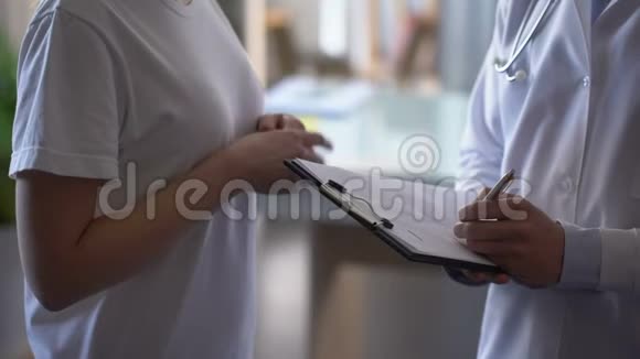医生用卡片记录病人的投诉女孩诉胸部疼痛视频的预览图