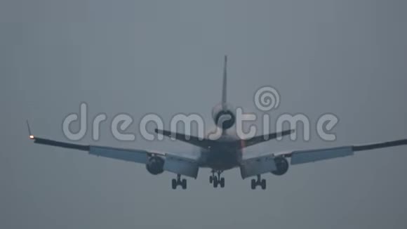 飞机在雾中降落在跑道上视频的预览图