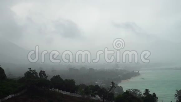 热带岛屿灰色多云天空和雨的全球风暴天气假期或因大雨而引致的假期视频的预览图