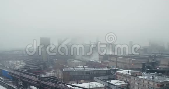 空中景色世界末日后植物在烟雾中站立的区域视频的预览图