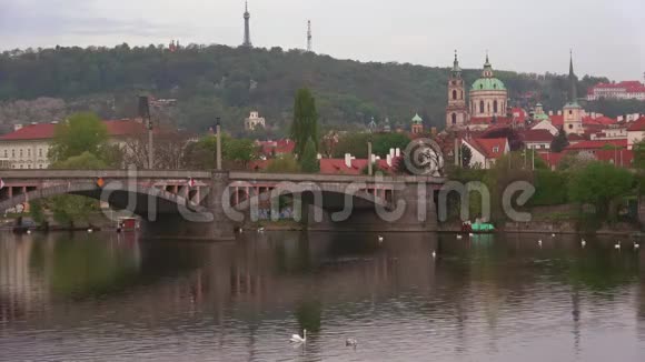 在曼诺索瓦桥的清晨布拉格视频的预览图