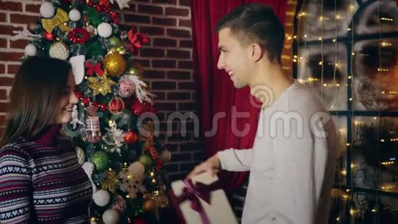 男人送圣诞礼物视频的预览图