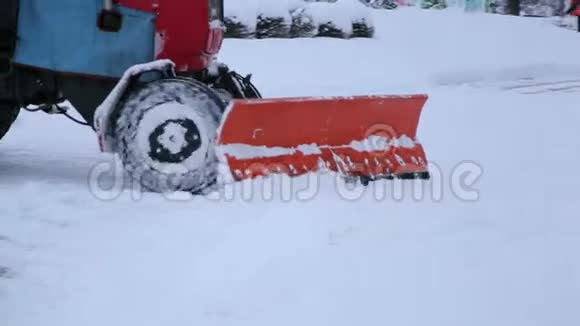 挖掘机清扫城市大量积雪的街道视频的预览图