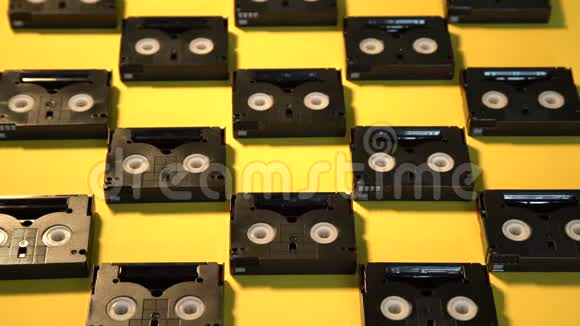 老式迷你DV卡带用于一天内拍摄黄色背景的塑料录像带图案视频的预览图