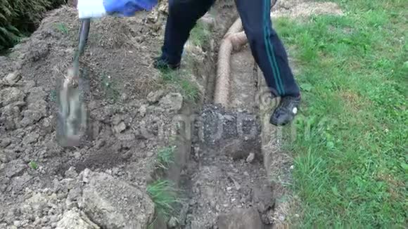 工人填补地面土壤排水槽视频的预览图