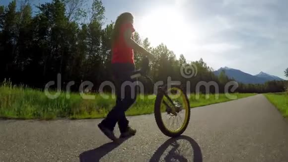 女子用独轮车穿过马路视频的预览图
