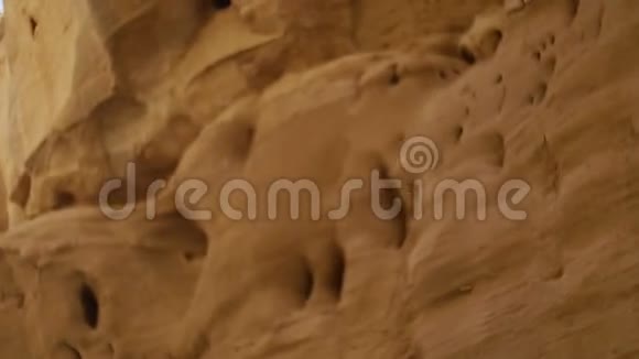 靠近沙漠峡谷视频的预览图