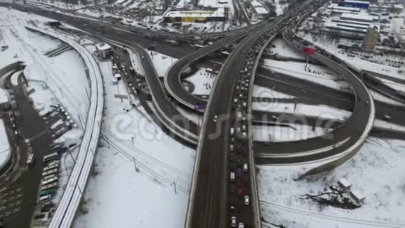 空中观景车在冬季公路上行驶雪地高速公路上的汽车交通视频的预览图