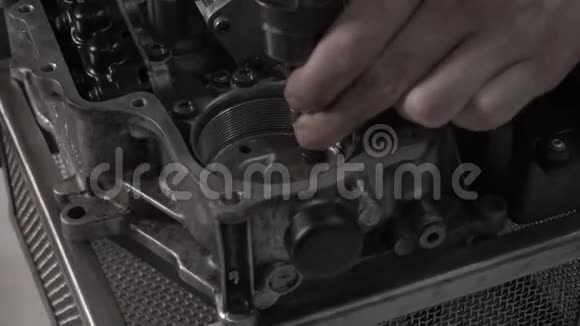 拆卸汽车现代自动变速器DSG7特写蓄能机视频的预览图