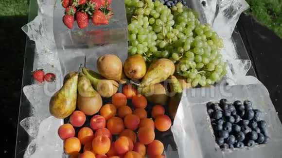 供应冰果杏子草莓葡萄蓝莓甜樱桃梨健康和健康的概念视频的预览图