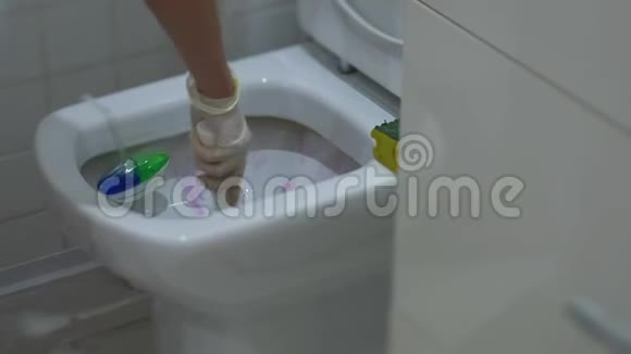戴白手套的年轻女子洗厕所视频的预览图