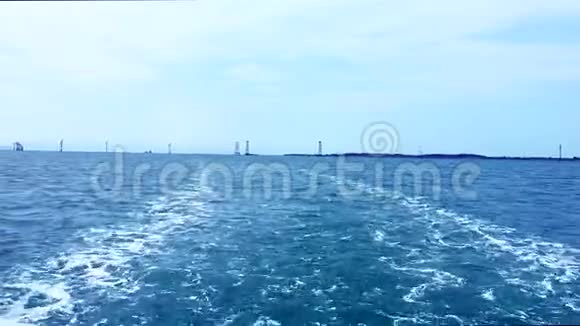 船在海上苏醒大船后面的水沫痕迹视频的预览图