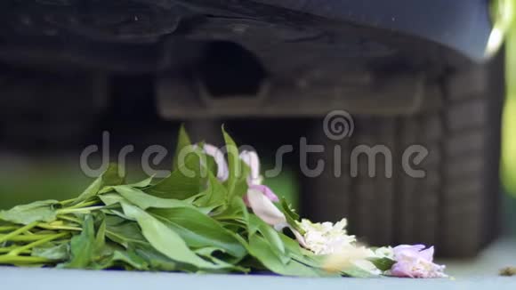 汽车车轮下的花束视频的预览图