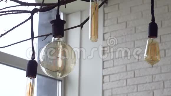 用白砖将不同形式的LED灯泡挂在天花板上的黑色电线上视频的预览图