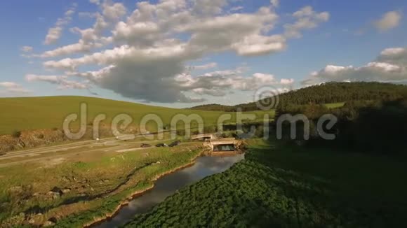 塞尔维亚兹拉蒂伯山河谷空中飞行视频的预览图