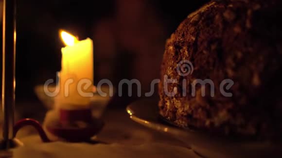 桌子上有蜡烛和蛋糕生日快乐视频的预览图