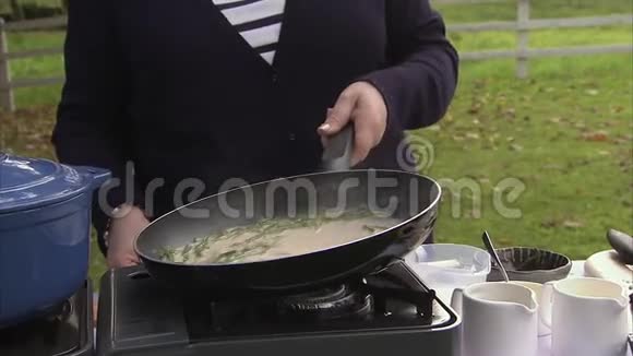 用蔬菜煎锅视频的预览图