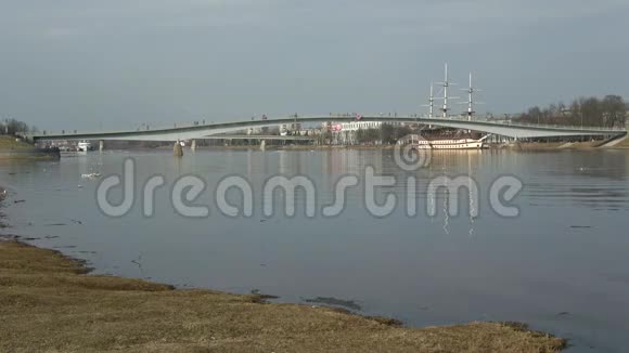 四月下午在伏尔霍夫河上的人行桥上观看俄罗斯视频的预览图
