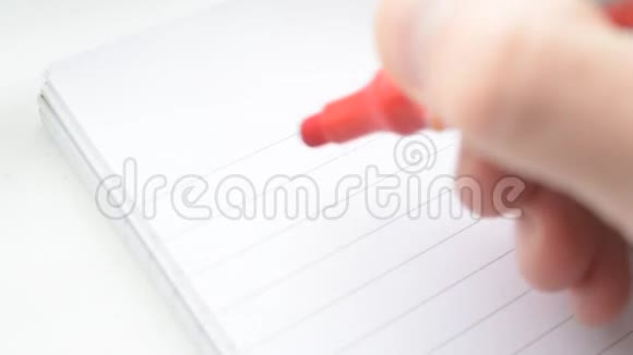 用红色记号笔在白色背景的记事本上手写我爱你视频的预览图
