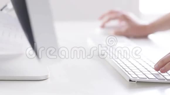 在电脑键盘上用手打字视频的预览图