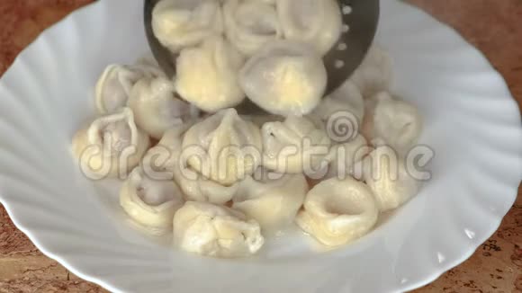 饺子用开槽勺放在盘子上特写镜头视频的预览图