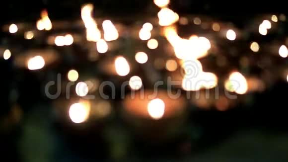 慢镜头烛光摇曳模糊蜡烛背景视频的预览图