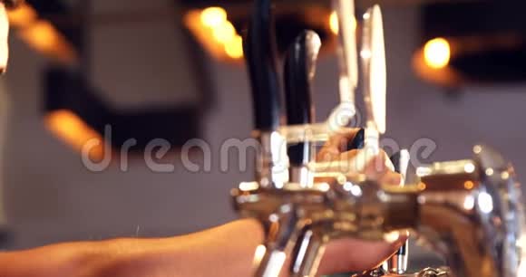 啤酒泵4k的啤酒杯中装啤酒视频的预览图