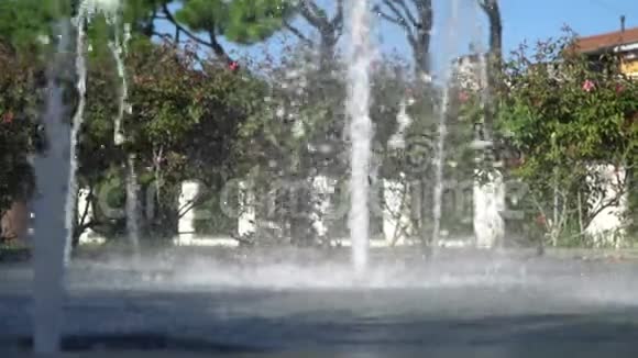 特写喷泉夏日清新流水视频的预览图