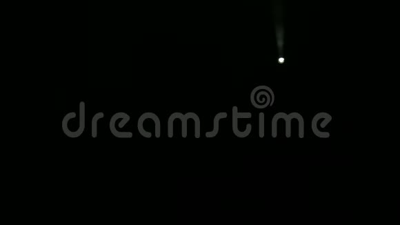 烟雾机发出的烟雾中带有聚光灯轮廓的场景照明视频的预览图