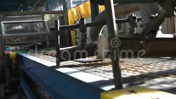 在轮胎厂把橡皮筋切成碎片视频的预览图