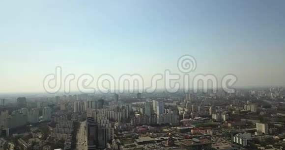 从鸟瞰基辅市全景在城市上空飞行视频的预览图