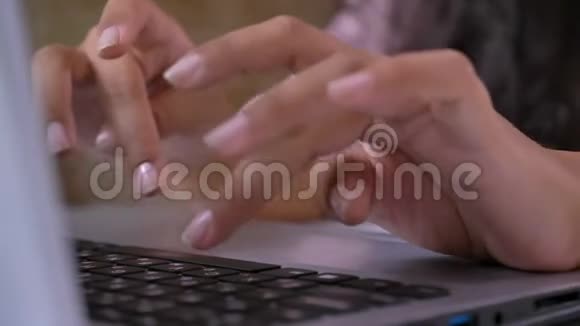 在笔记本电脑上用键盘打字的女性手的特写视频的预览图