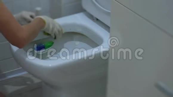 戴白手套的年轻女子洗厕所视频的预览图