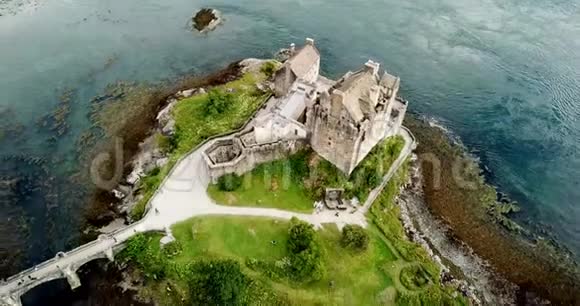 关于爱尔兰多南城堡和苏格兰高地的无人机空中录像视频的预览图