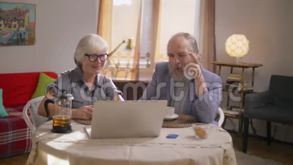 退休夫妇在家做网上购物视频的预览图