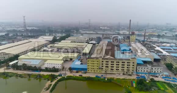高管的大工厂河附近的大型工业企业工业区厂房视频的预览图