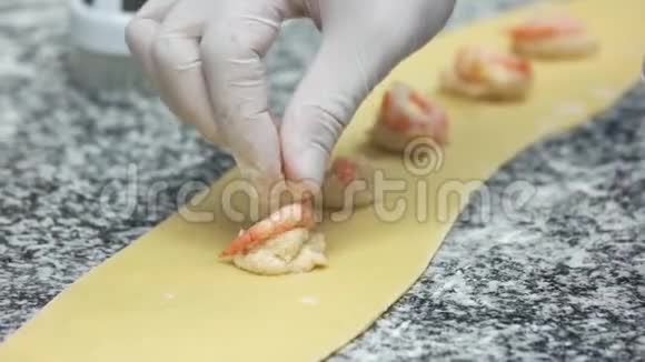 拉维奥利面团虾和奶酪视频的预览图