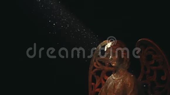 老陶瓷天使深色背景视频的预览图