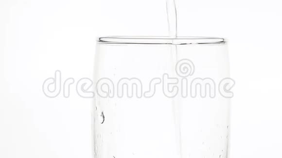 把杯子里的气泡水收起来视频的预览图