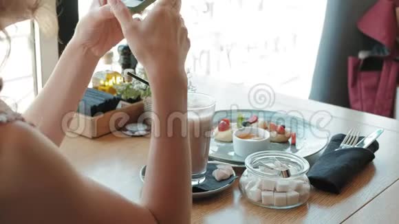 女士双手智能手机拍摄晚餐食品照片特写镜头视频的预览图