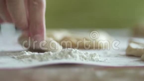 一个面目全非的女人正在面粉里堆着一块面团用来包饺子4K特写视频的预览图