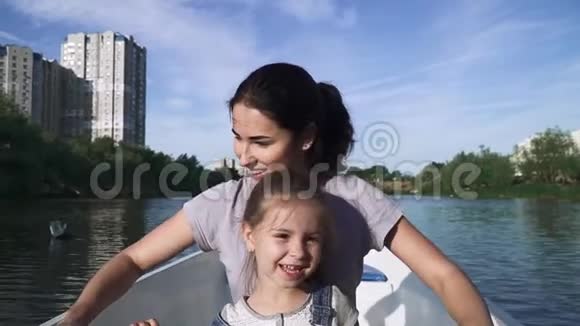 妈妈和小女儿在船上划船视频的预览图