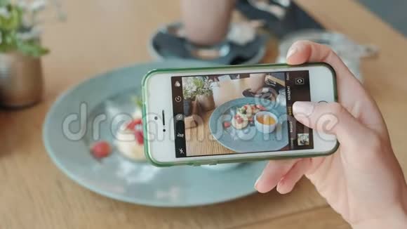 女士双手智能手机拍摄晚餐食品照片特写镜头视频的预览图