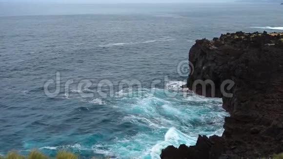 在多云的天空下看悬崖和海岸线圣米格尔岛亚速尔群岛视频的预览图