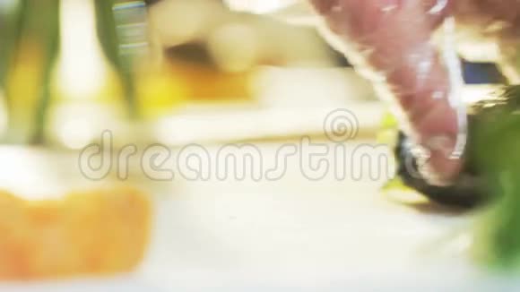 从侧面看到寿司卷视频的预览图