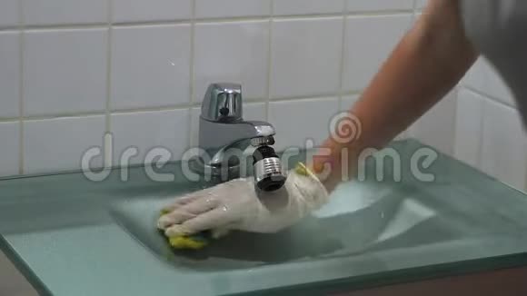 家庭主妇用手套贴身清洁洗手池视频的预览图